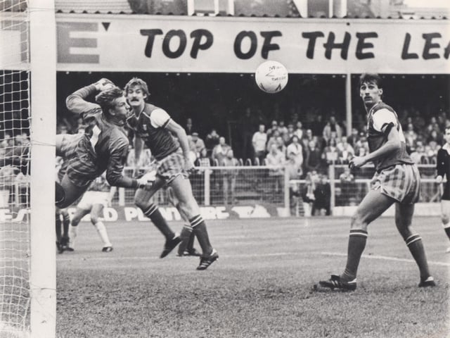 Action from Chesterfield v Doncaster Rovers on 26 October 1985. The game finished 0-0.