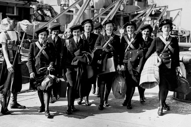 16th August 1944:  An advance party of WRNS on the quayside at Portsmouth bound for France.  (Photo by Reg Speller/Fox Photos/Getty Images)
