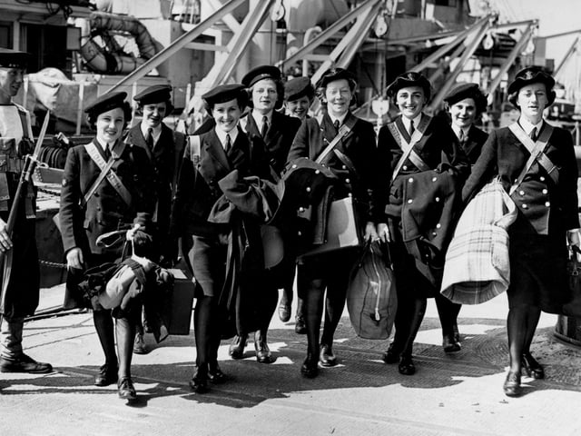 16th August 1944: An advance party of WRNS on the quayside at Portsmouth bound for France. (Photo by Reg Speller/Fox Photos/Getty Images)