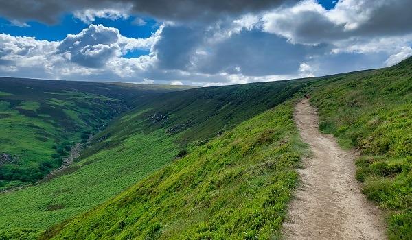The Peak District section of the Pennine Way starts from The Old Nags Head in Edale and stretches as far as Kinder Downfall. With over 268 miles of walking available, use it as a great opportunity to sample some of the finer parts of the Peak District’s countryside.
Grade: Difficult
Terrain: Open
Distance: 26.55 km | Approx. Time: 8:05 hours
Maps to purchase for this route: OS Explorer OL01: Peak District – Dark Peak area / OS Landranger 110: Sheffield & Huddersfield