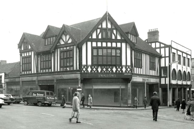 The Swallows department store after closure, seen from Knifesmithgate in 1970. Photo from Chesterfield Library\Chesterfield Borough Council.