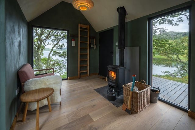 These minimalist cabins are located on a patch of Scottish wilderness, overlooking Loch Nell and close to the Western Isles. Book: https://bit.ly/2SyjjCt