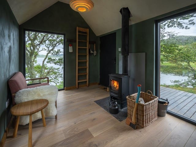 These minimalist cabins are located on a patch of Scottish wilderness, overlooking Loch Nell and close to the Western Isles. Book: https://bit.ly/2SyjjCt