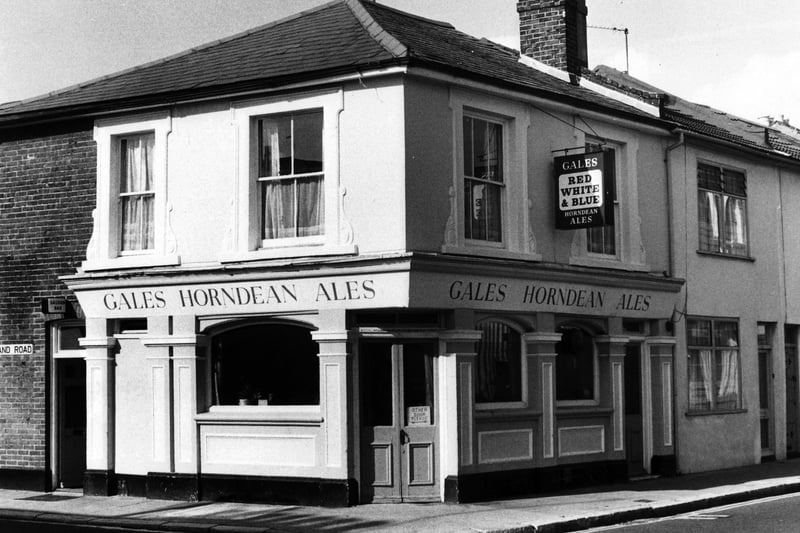 Red White and Blue pub at Fawcett Road, October 1979