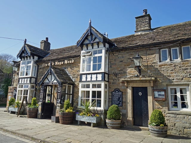 This historic pub, which dates back to 1577, is perfect if you’re looking for somewhere to enjoy a drink or a bite to eat in Edale.