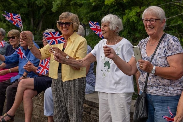 Onlookers at the Bakewell section of the relay. Pic: Simon Beynon/Derbyshire Dales District Council.