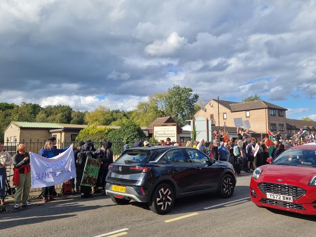 Counter porotesters were holding banners ‘no to racism’, ‘no to fascism’, ‘no to hate’ while chanting ‘refugees are welcome here’.
