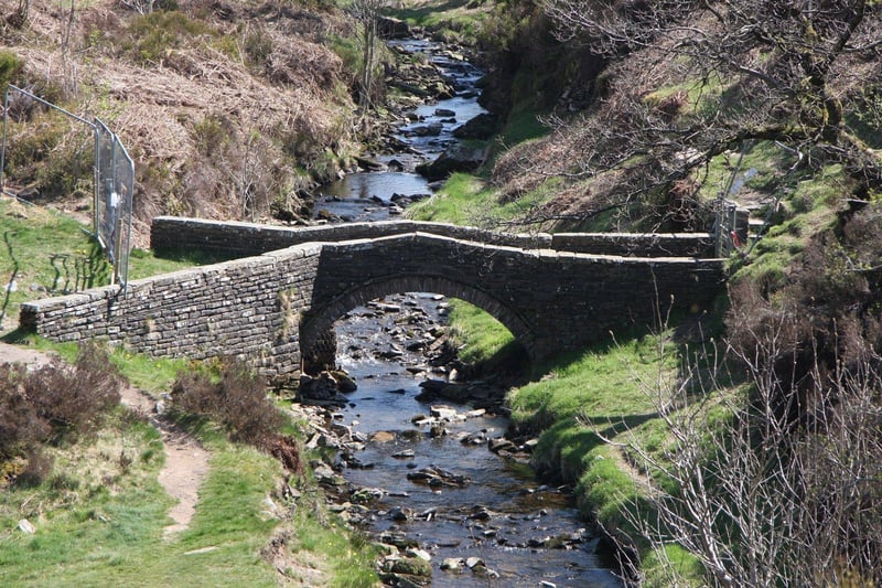 The Packhorse Bridge at Errwood reservoir in the Goyt Valley is a perfect place to get back to nature and serenity. There are many wonderful walks in this part of the Goyt Valley. And none of them are particularly difficult.