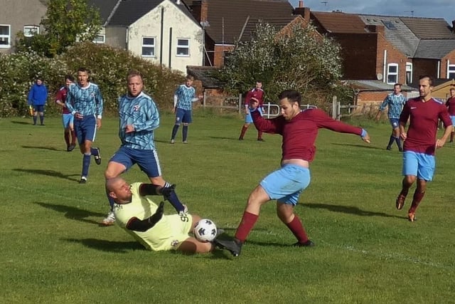 Hepthorne Lane (blue) drew 1-1 with Brampton Moor Rovers in Division Two in October.