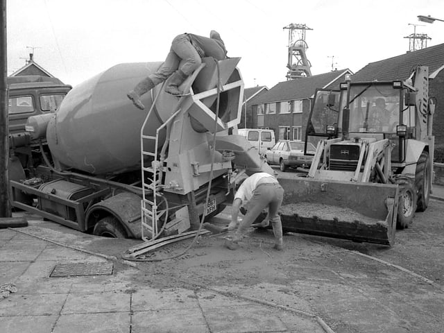 A lorry causing disruption in Clipstone in 1991