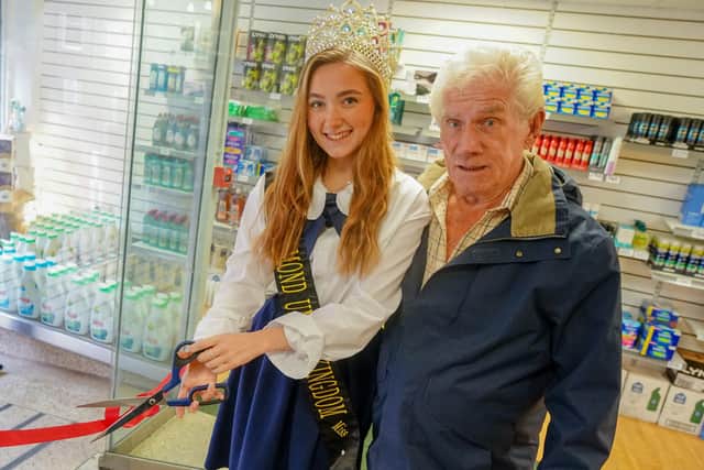 Living Hope community store, Bath Street Ilkeston, has opened its doors today. Sian Hooton, Miss Diamond Uk and Danny Rafferty, from trinity boxing club cut the ribbon and the first customers were welcome with free chocolate.