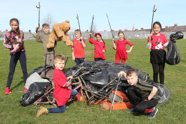 Gracie, Charlie, Cindy, Oliver, Harrison, Scarlett, Taylor and Asaria with the collected rubbish. Pictures by Jason Chadwick.