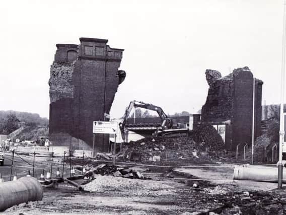 Demolition of the old Horns Railway Bridge