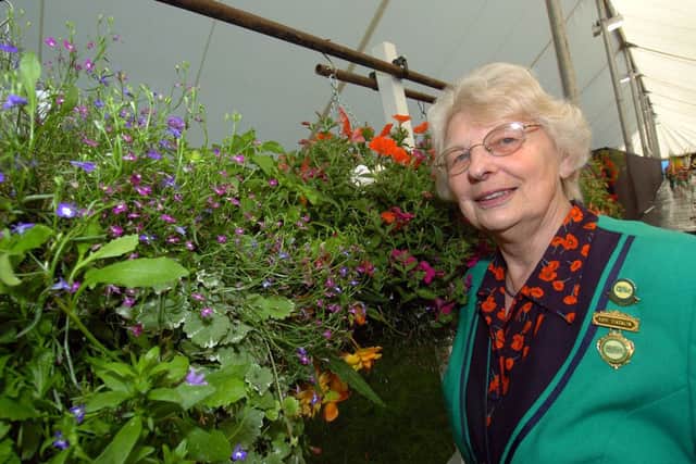 Bakewell show 2013. Pat Lunn looking at hanging baskets.