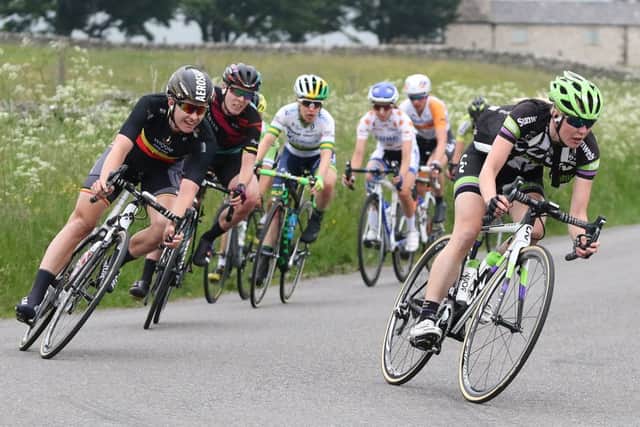 Womens Tour, the chasing bunch at Parsley Hay