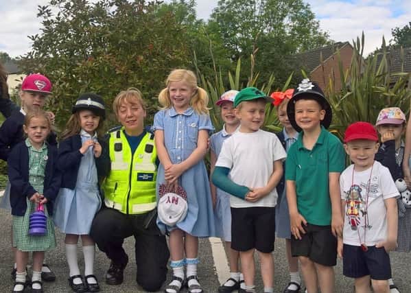 Derbyshire Constabulary's Ripley Safer Neighbourhood Team helped the youngsters of Lons Infant School win a top award for its environmentally-friendly travel scheme.