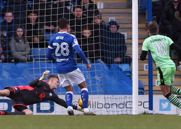 Picture Andrew Roe/AHPIX LTD, Football, EFL Sky Bet League Two, Chesterfield FC v Colchester United, Proact Stadium, 30/12/17, K.O 3pm

Chesterfield's keeper Jake Eastwood saves the shot from Colchester's Sammie Szmodics

Andrew Roe>>>>>>>07826527594
